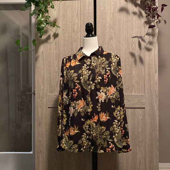 3 for $20 💜 H&M Tropical Blouse - Picture 1 of 3